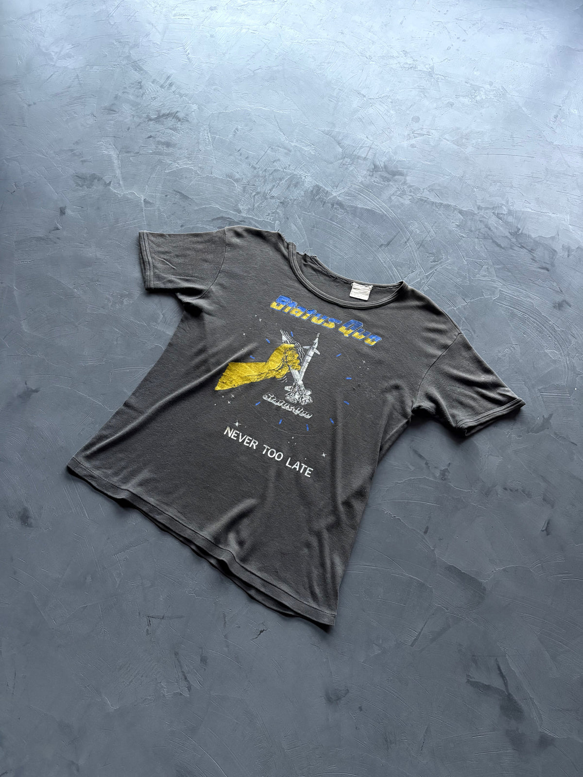 Graphic "Status Quo" T-Shirt