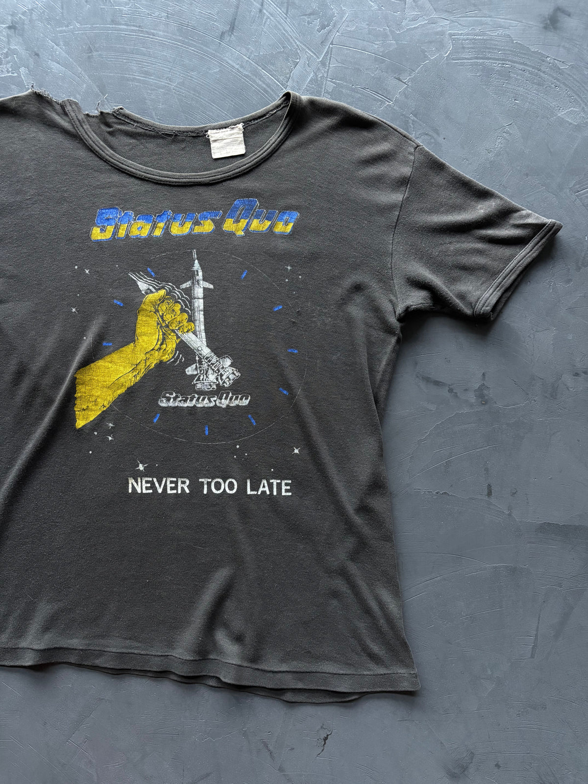 Graphic "Status Quo" T-Shirt