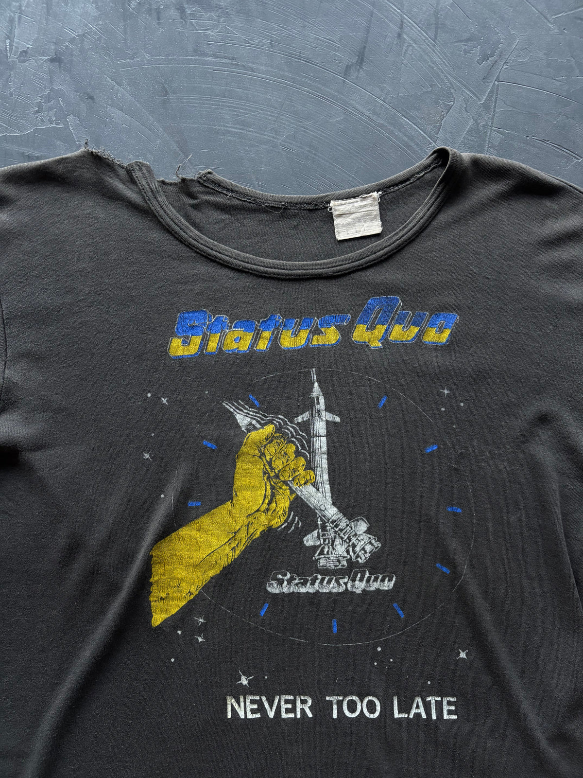 Graphic "Status Quo" T-Shirt