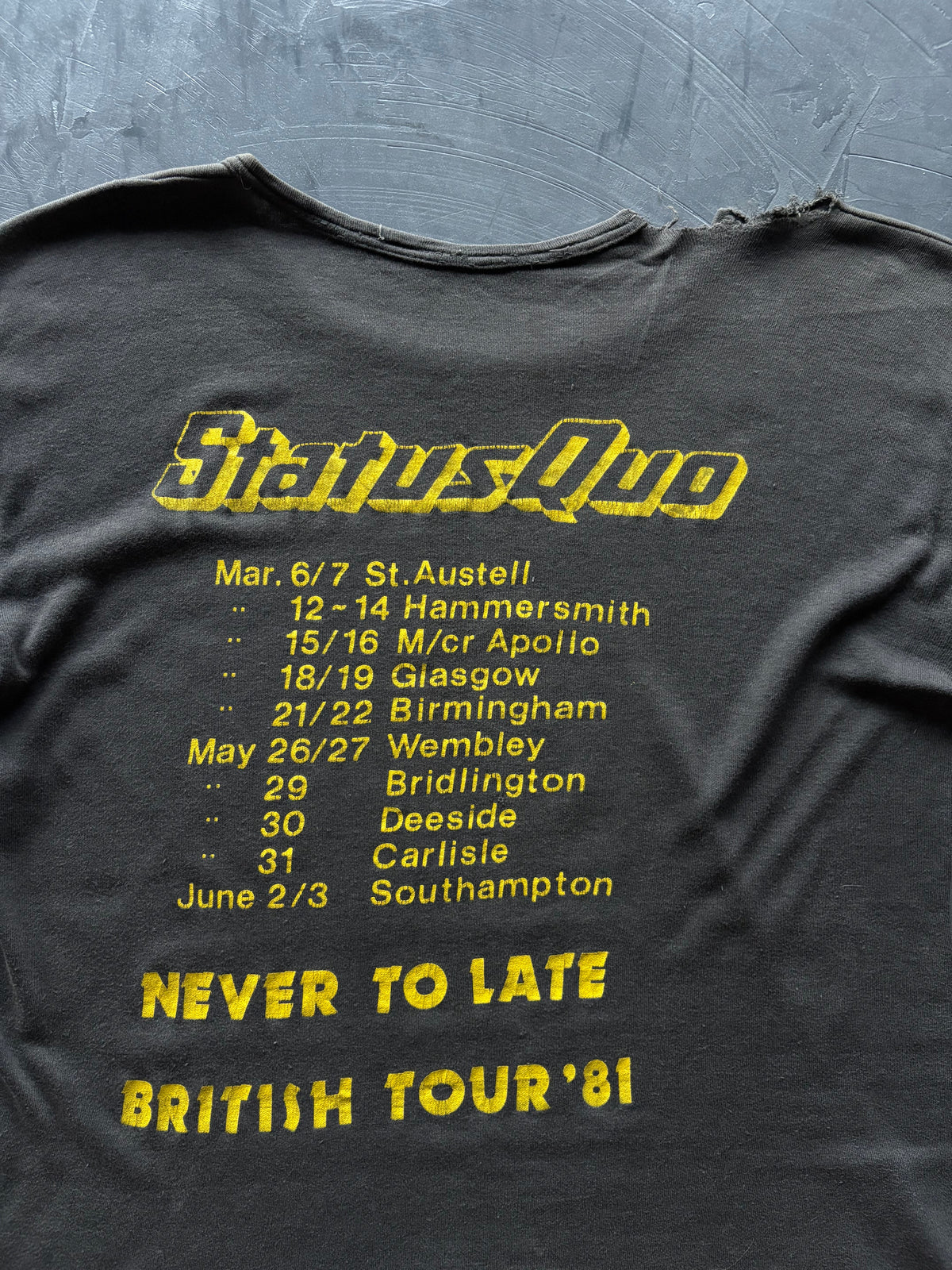 Graphic "Status Quo" T-Shirt